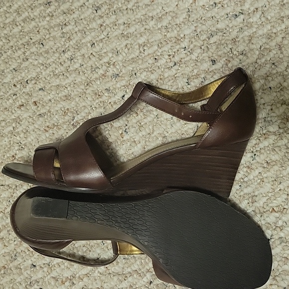 Shoes - Picture 3 of 4